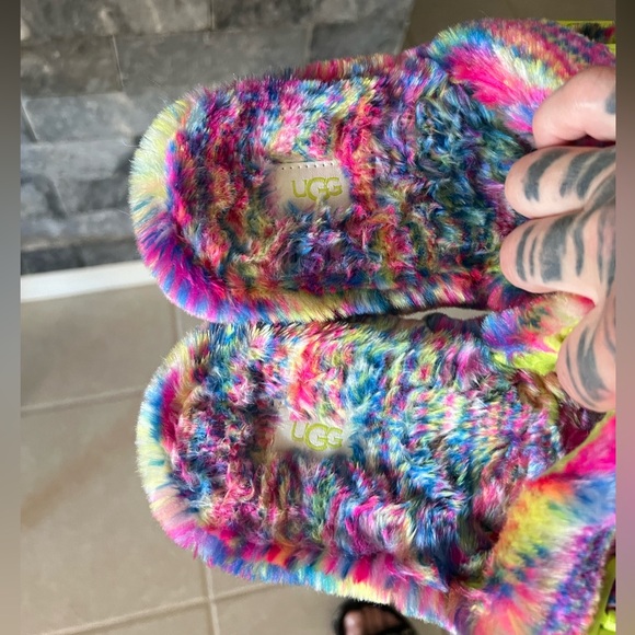UGG Fuzzy Slippers size 7 - Picture 10 of 12